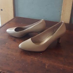 Life Stride taupe pumps. Size 10 Wide. NWNT